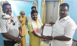 बिजली समस्या को लेकर विधायक के मिले सभासद भुवनेश्वर मोदनवाल बिजली समस्या को लेकर विधायक के मिले सभासद भुवनेश्वर मोदनवाल