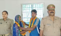 पति-पत्नी में हुये विवाद को खत्म कर पुलिस ने दोनों को किया एक पति-पत्नी में हुये विवाद को खत्म कर पुलिस ने दोनों को किया एक