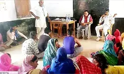 खुली बैठक करके वीडीओ संजय यादव ने दी सरकारी जानकारी खुली बैठक करके वीडीओ संजय यादव ने दी सरकारी जानकारी