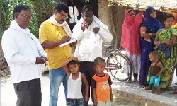 घर-घर जाकर नामांकन के लिये किया गया प्रेरित घर-घर जाकर नामांकन के लिये किया गया प्रेरित