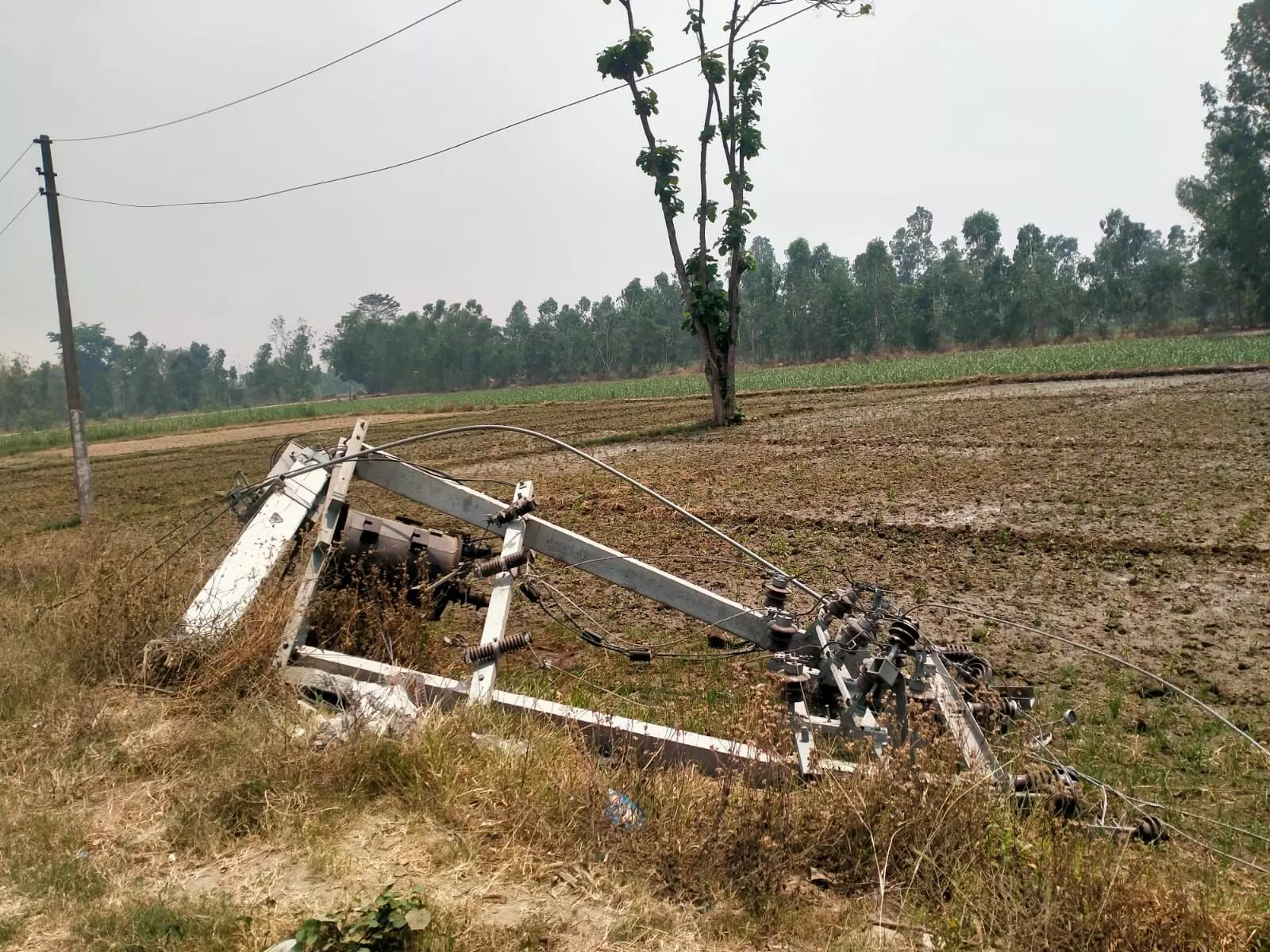 दो माह से गिरा पड़ा ट्रांसफार्मर, बेखबर जिम्मेदार