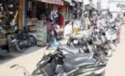 पार्किंग के अभाव में चौराहों पर खड़े रहते वाहन आए दिन बनते जाम के हालात पार्किंग के अभाव में चौराहों पर खड़े रहते वाहन आए दिन बनते जाम के हालात