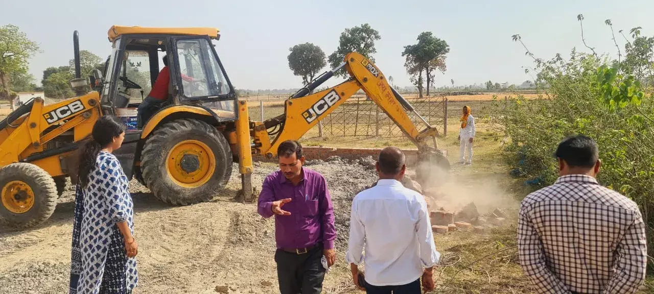 सिसेंडी में सरकारी चकमार्ग पर बनी बाउंड्री तोड़ी,निदेशक सहित तीन पर मुकदमा सिसेंडी में सरकारी चकमार्ग पर बनी बाउंड्री तोड़ी,निदेशक सहित तीन पर मुकदमा