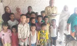 महाअभियान में एआरपी बदलापुर ने श्रमिक बस्ती में किया नामांकन महाअभियान में एआरपी बदलापुर ने श्रमिक बस्ती में किया नामांकन