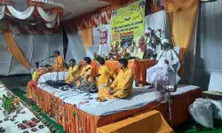 नौ कुण्डीय गायत्री महायज्ञ व संगीतमय प्रवचन से भावविभोर हुये श्रोता नौ कुण्डीय गायत्री महायज्ञ व संगीतमय प्रवचन से भावविभोर हुये श्रोता