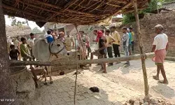 दबंगों द्वारा किया जा रहा है चकमार्ग पर अवैध कब्जा दबंगों द्वारा किया जा रहा है चकमार्ग पर अवैध कब्जा