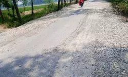 सैकड़ों गांव की लाइफ लाइन बनी सड़क सालों से बदहाल सैकड़ों गांव की लाइफ लाइन बनी सड़क सालों से बदहाल