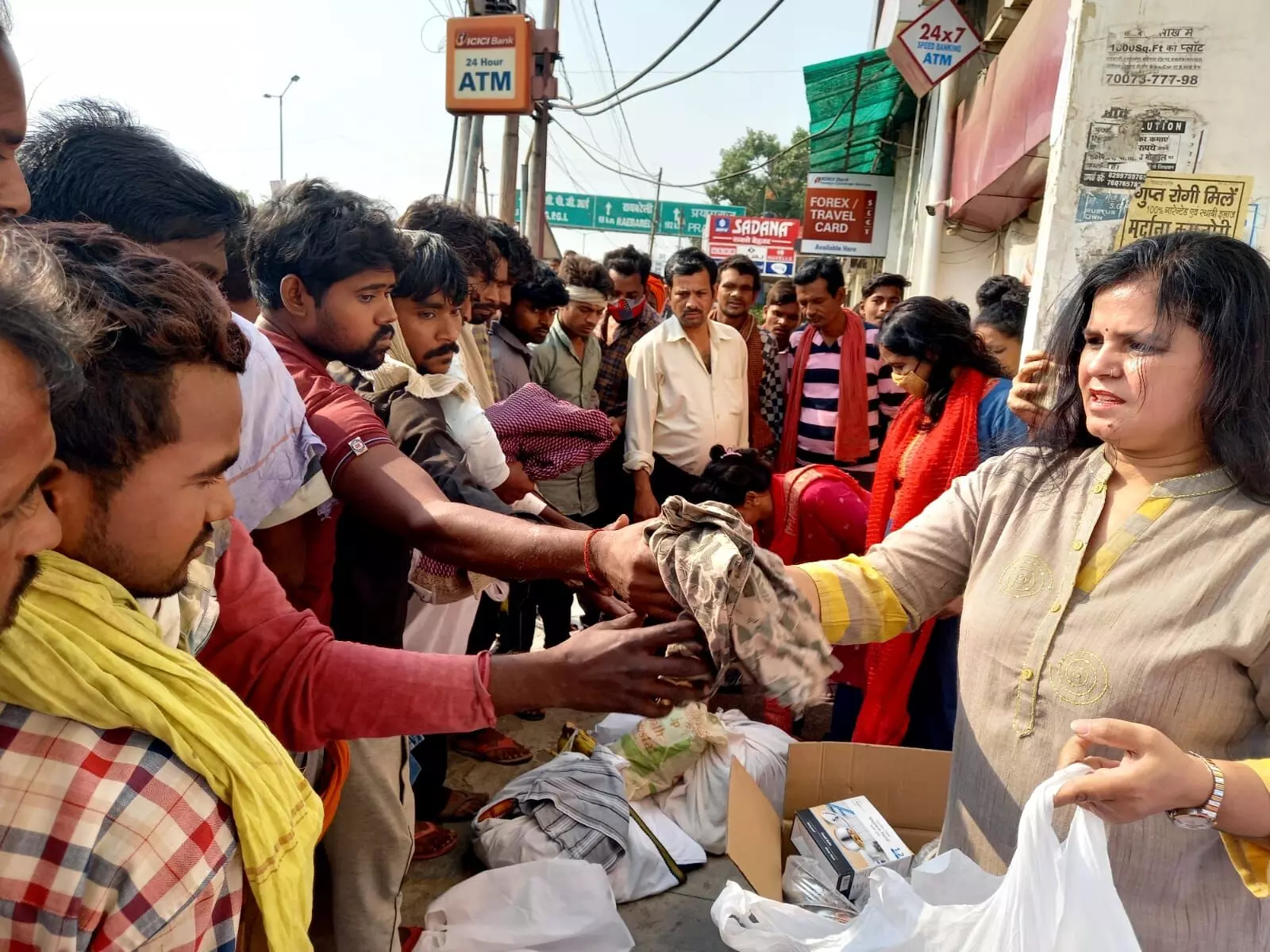 पार्थ चैरिटेबल सोसायटी ने मजदूर दिवस के अवसर पर वितरित किया कपड़े फल व मिठाई