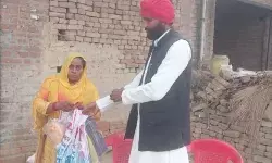 25 महीने से गोद लिये ऋषि यादव ने मुस्लिम दिव्यांग दम्पत्ति को दिया उपहार