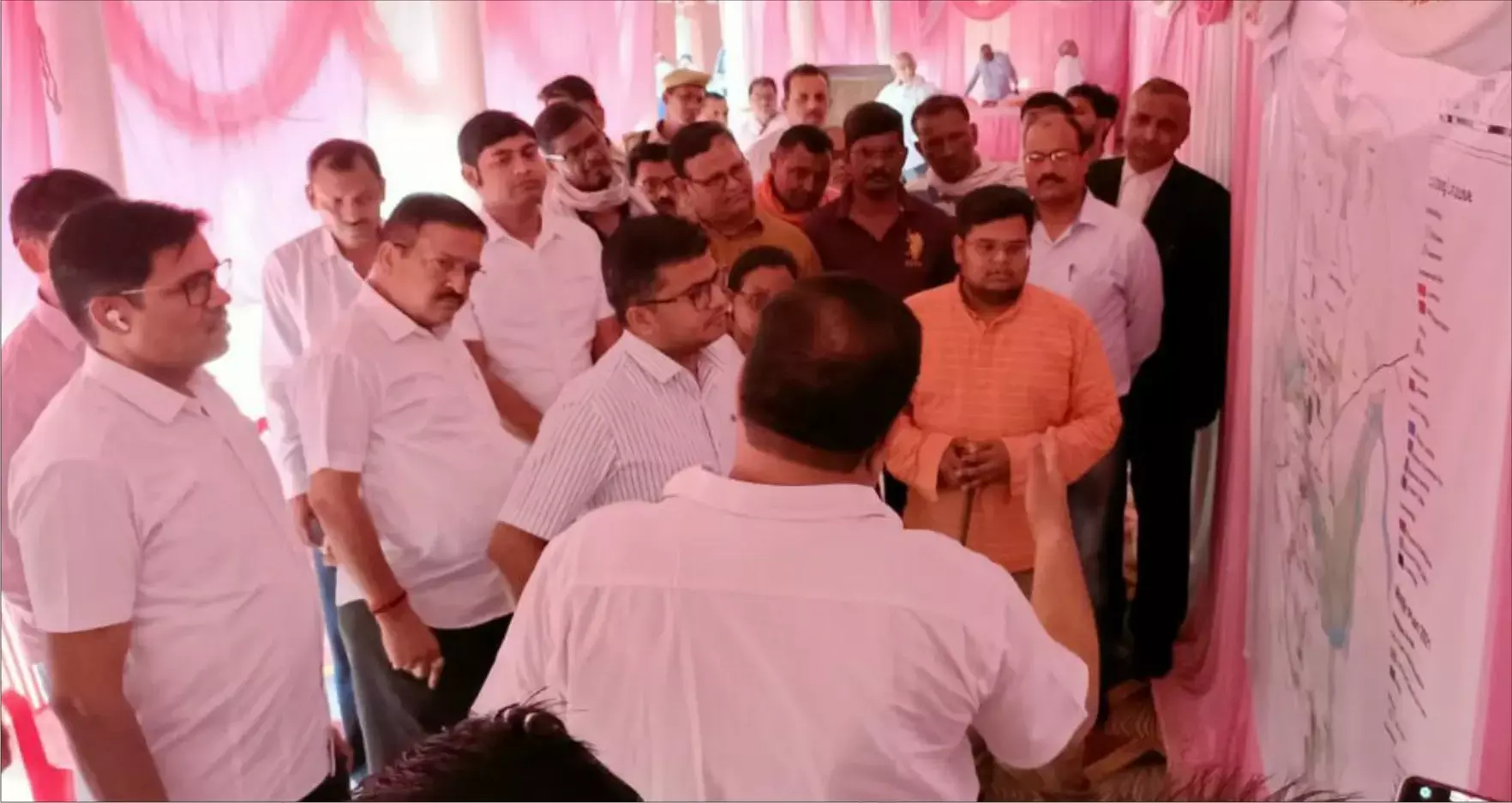 कलेक्टरेट में लगी प्रदर्शनी, डीएम ने किया शुभारम्भ कलेक्टरेट में लगी प्रदर्शनी, डीएम ने किया शुभारम्भ