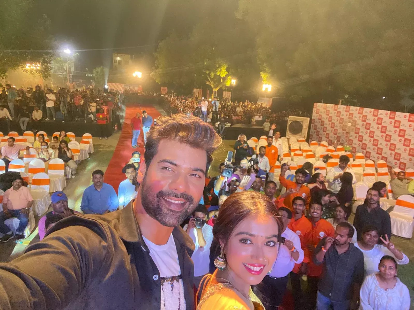 राधा ने मोहन के चेहरे पर बिखेरी मुस्कान