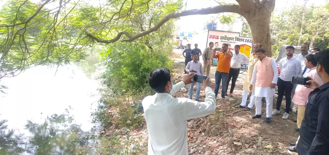 राज्यमंत्री ने किया नगर पंचायत में औचक निरीक्षण राज्यमंत्री ने किया नगर पंचायत में औचक निरीक्षण