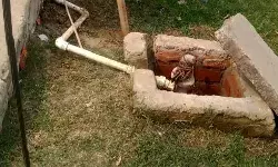 सामुदायिक शौचालय में लगा समरसेबुल पंप खोल ले गये चोर सामुदायिक शौचालय में लगा समरसेबुल पंप खोल ले गये चोर