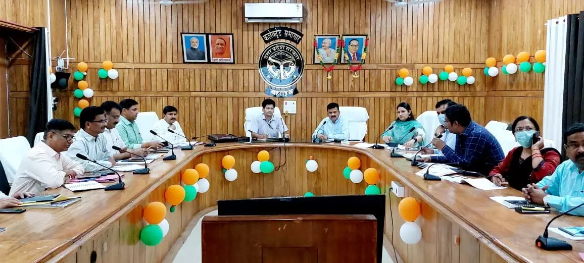 केन्द्रीय प्रभारी अधिकारी ने की जिले के अधिकारियों के साथ बैठक