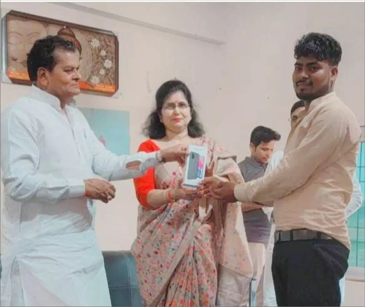 सुधाकर महाविद्यालय में 115 बच्चों को दिया गया स्मार्टफोन व टैबलेट सुधाकर महाविद्यालय में 115 बच्चों को दिया गया स्मार्टफोन व टैबलेट