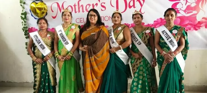 मातृ दिवस पर विद्यालय में किया गया माताओं का अभिनंदन मातृ दिवस पर विद्यालय में किया गया माताओं का अभिनंदन