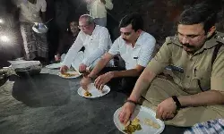 प्रभारी मंत्री ने दलित बस्ती में किया भोजन प्रभारी मंत्री ने दलित बस्ती में किया भोजन