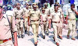 एसपी ने पैदल गश्त कर कराया सुरक्षा का अहसास -----