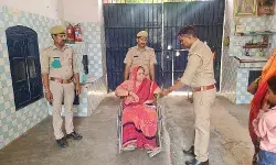 जेल कर्मियों ने अस्थमा से पीड़ित एक मां की मुलाकात व्हील चेयर पर बैठा कर बंदी बेटे से कराई