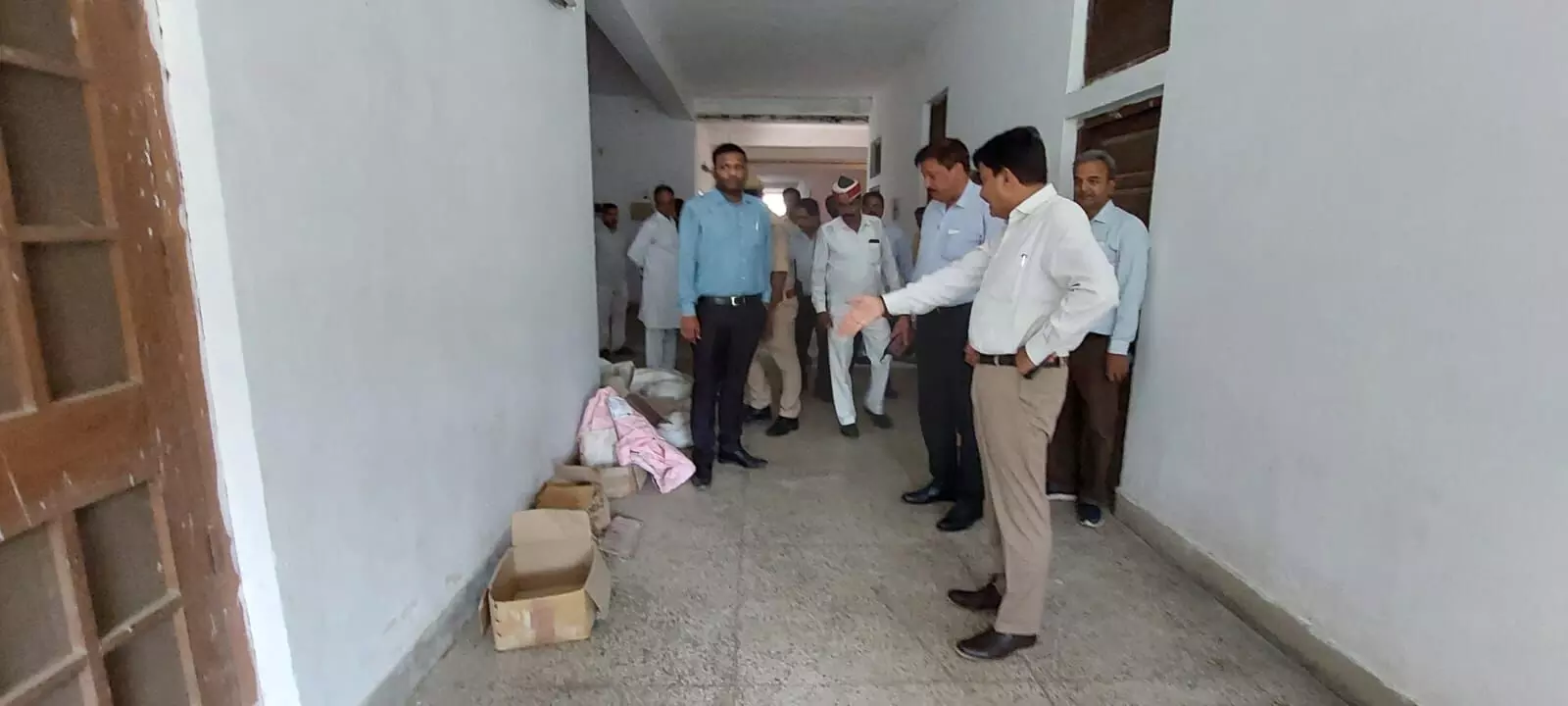 डीएम द्वारा जिला आयुर्वेदिक चिकित्सालय का निरीक्षण* डीएम द्वारा जिला आयुर्वेदिक चिकित्सालय का निरीक्षण*