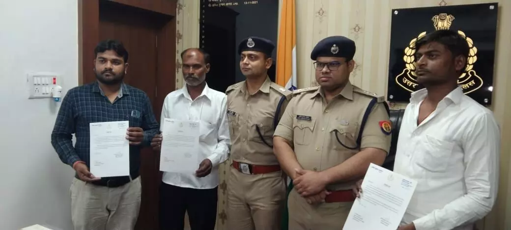 डीसीपी पूर्वी ने किया तीन बहादुर ग्रामीणों को सम्मानित डीसीपी पूर्वी ने किया तीन बहादुर ग्रामीणों को सम्मानित