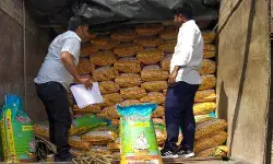 मऊ में जिलाधिकारियों ने किया खाद्य सामग्री का निरक्षण