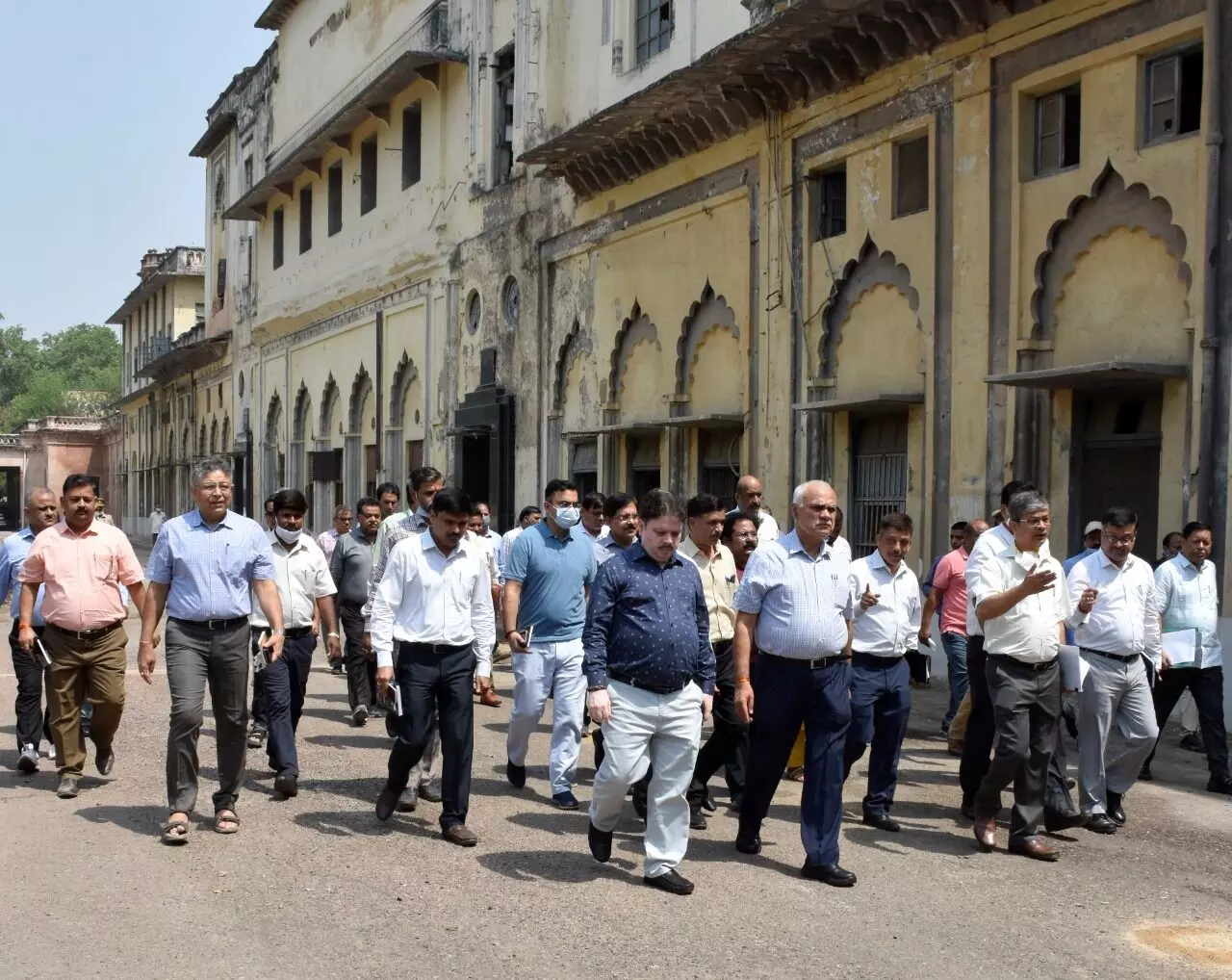 गोमती नदी के किनारे गोमती शौर्य स्मारक की स्थापना हेतु मुख्य सचिव ने छतर मंजिल परिसर का किया निरीक्षण