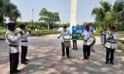 काकोरी के शहीद स्मारक स्थल पर धुन बजाकर शहीदों को याद करती 32 वाहिनी पीएसी की ब्रास बैंड