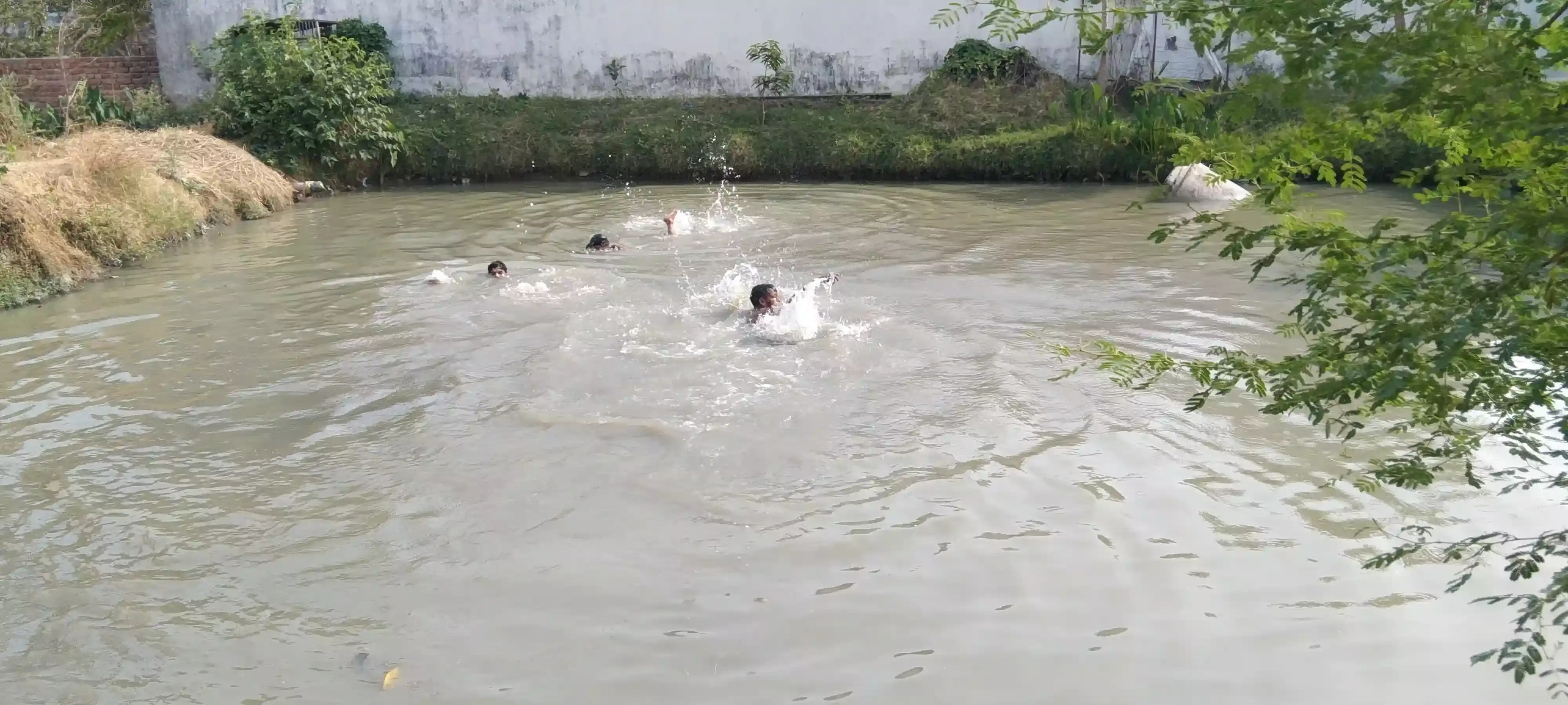 गर्मी अपने चरम पर नदी, नहर, तालाब बने सहारा