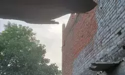 рдЖрдВрдзреА рд╕реЗ рджреАрд╡рд╛рд░ рдЧрд┐рд░рдиреЗ рд╕реЗ 4 рд▓реЛрдЧ рдШрд╛рдпрд▓ рдЖрдВрдзреА рд╕реЗ рджреАрд╡рд╛рд░ рдЧрд┐рд░рдиреЗ рд╕реЗ 4 рд▓реЛрдЧ рдШрд╛рдпрд▓