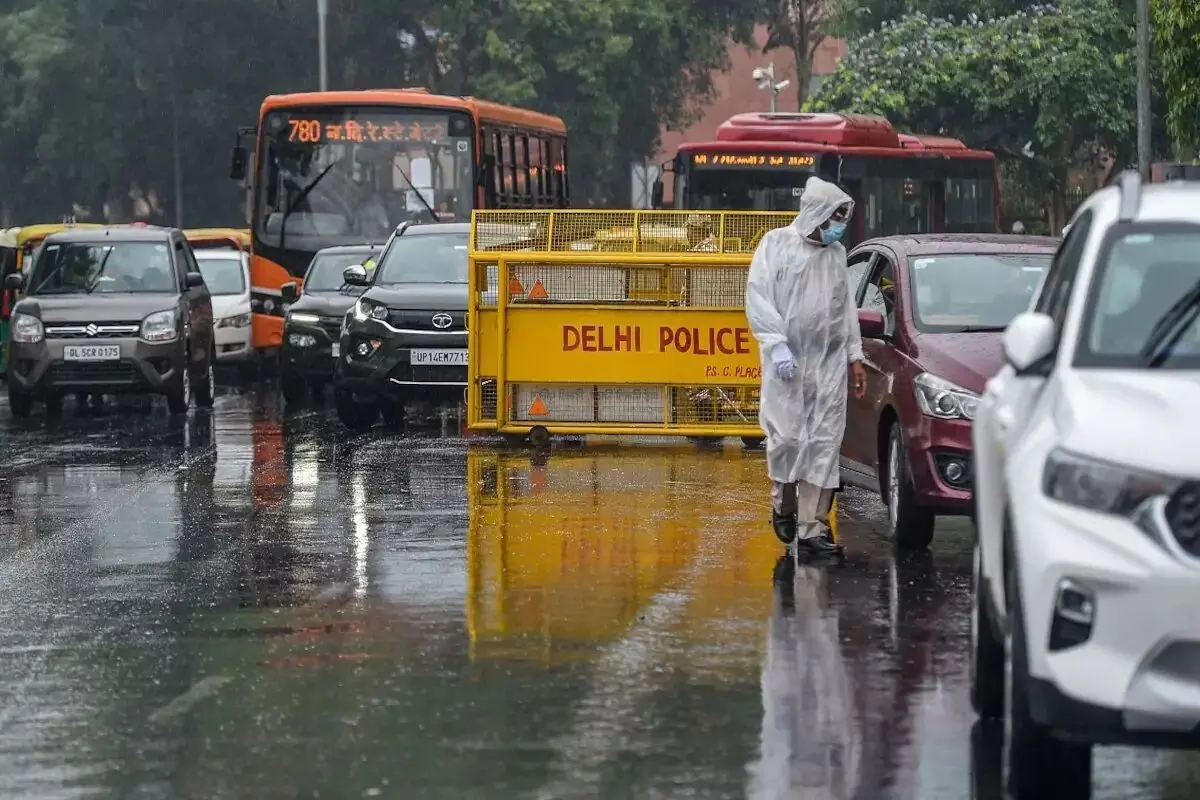 दिल्ली में तेज हवाओं के साथ हुई बारिश, राजस्थान-बिहार समेत 5 राज्यों में ओले और बिजली गिरने का अलर्ट