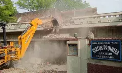 42 साल से पीडब्ल्यूडी की जगह पर अवैध कब्जा कर रहे राजकुमार भदोरिया का बंगला जमींदोज