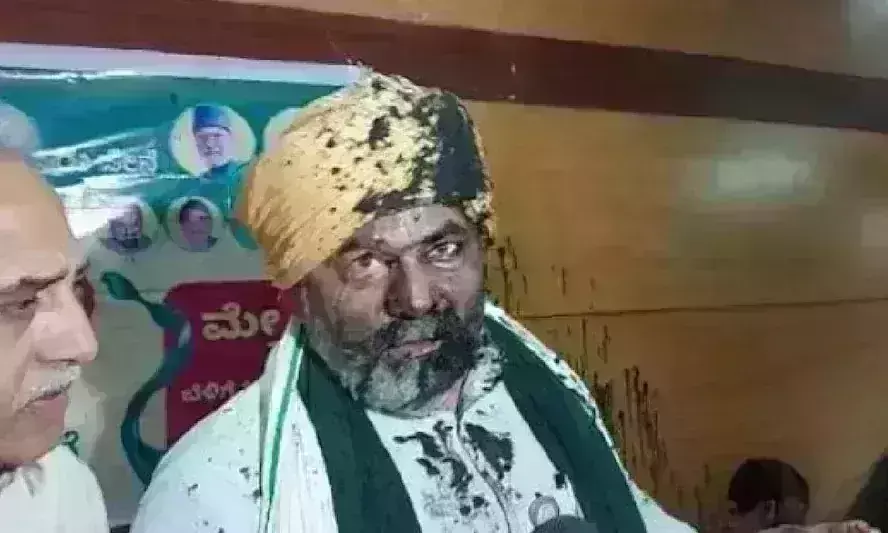 राकेश टिकैत के ऊपर स्याही फेकीं गयी , किसानो ने उस व्यक्ति जमकर पिटाई की राकेश टिकैत के ऊपर स्याही फेकीं गयी , किसानो ने उस व्यक्ति जमकर पिटाई की