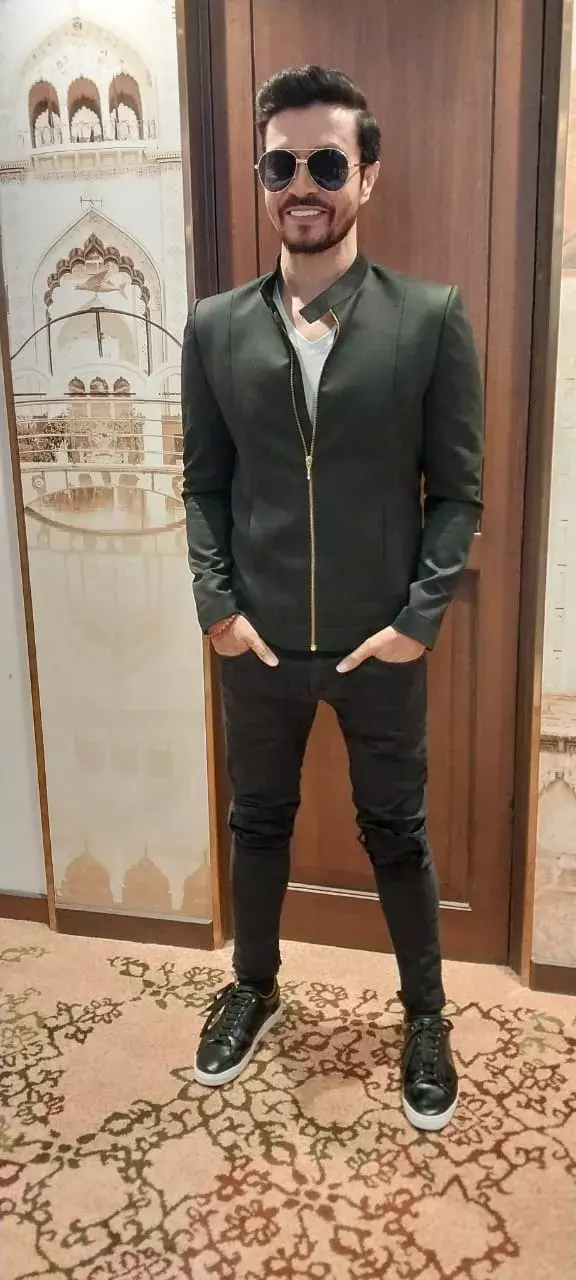 बुजुर्ग की ख्वाहिश से भावुक हुये दर्शन कुमार! बुजुर्ग की ख्वाहिश से भावुक हुये दर्शन कुमार!