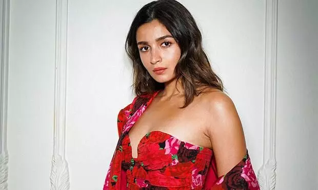 ब्रह्मास्त्र के ट्रेलर रिलीज में आलिया के ड्रेस का छाया जलवा ब्रह्मास्त्र के ट्रेलर रिलीज में आलिया के ड्रेस का छाया जलवा