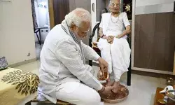 माँ हीराबेन मोदी के १००वे जन्मदिन पर पीएम मोदी ने माँ का पाँव पखार कर लिया आशीर्वाद