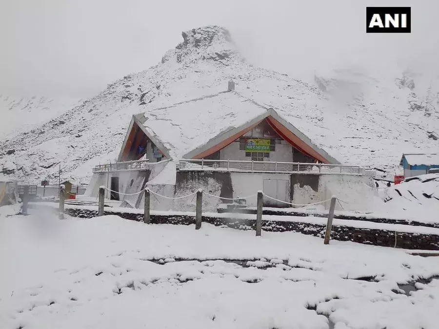 उत्तराखंड के हेमकुंड साहिब गुरुद्वारा में भारी बर्फबारी