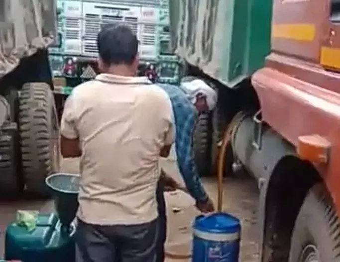 आगरा निगम में चल रहा है तेल चोरी का खेल:अधिकारी बने हुए हैं अंजान आगरा निगम में चल रहा है तेल चोरी का खेल:अधिकारी बने हुए हैं अंजान