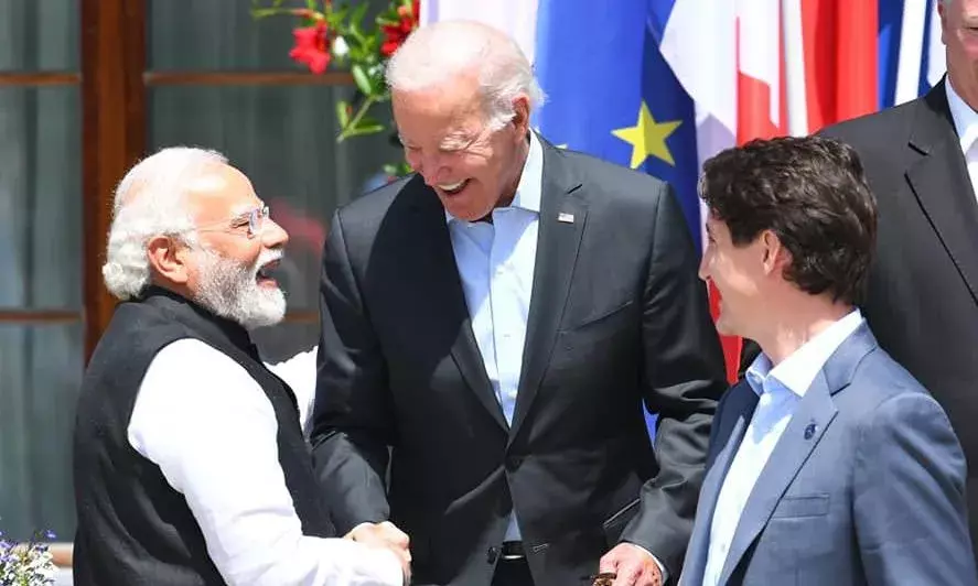 बिडेन का पीछे से आना और हाथ से मोदी के कंधे को थपथपाना  , अमेरिका को भारत से हो गया है प्यार अब पाकिस्तान क्या करे बिडेन का पीछे से आना और हाथ से मोदी के कंधे को थपथपाना  , अमेरिका को भारत से हो गया है प्यार अब पाकिस्तान क्या करे