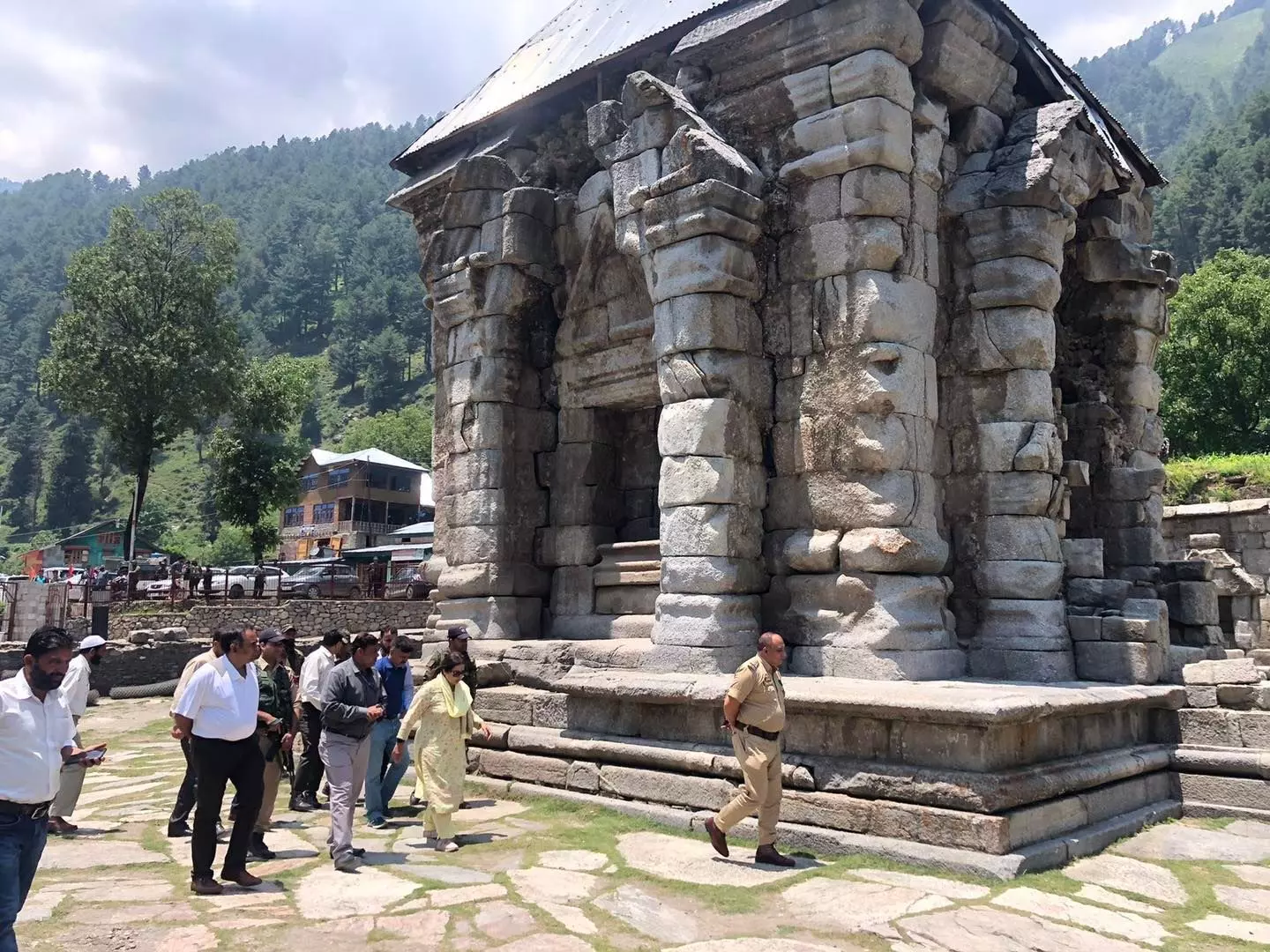 मीनाक्षी लेखी, विदेश राज्य मंत्री ,  ने आज नारंग मंदिर का भ्रमण किया  और वहा  भगवान शिव की आराधना की