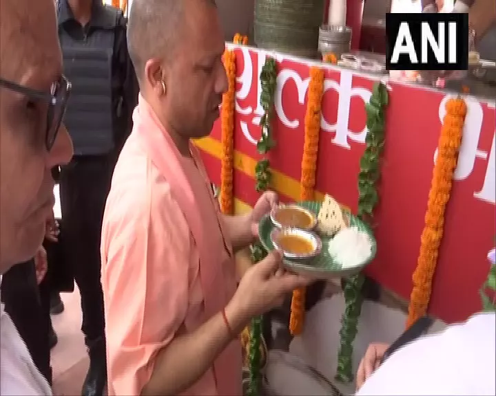 मुख्यमंत्री योगी आदित्यनाथ ने गोरखपुर में अन्नपूर्णा रसोई वैन को  हरी झंडी  दिखाकर किया रवाना
