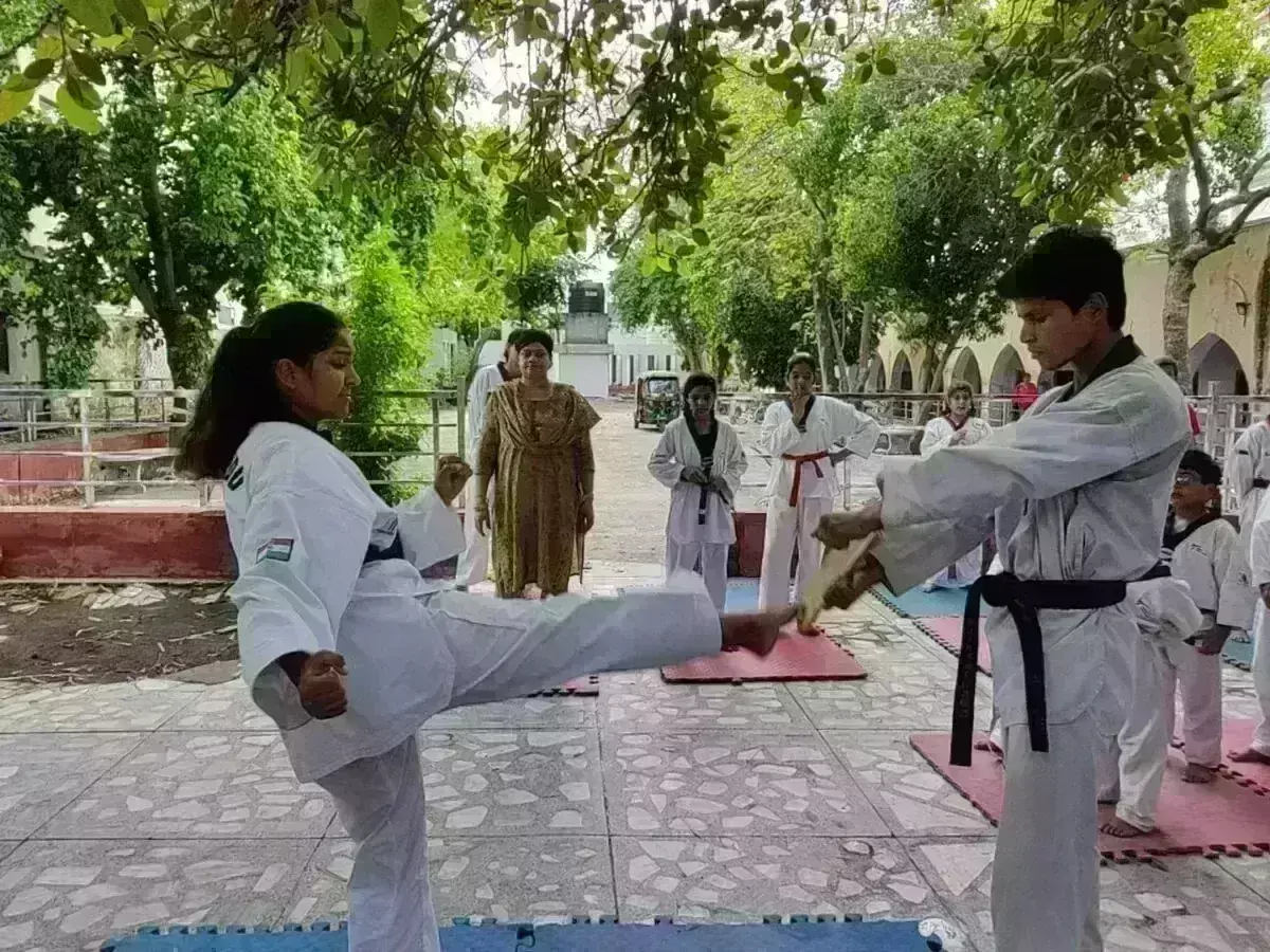 एक किक और लकड़ी के दो टुकड़े , स्वाति शुक्ला ने ताइक्वांडो में ऑटो ड्राइवर पिता का सपना जिन्दा रखा है एक किक और लकड़ी के दो टुकड़े , स्वाति शुक्ला ने ताइक्वांडो में ऑटो ड्राइवर पिता का सपना जिन्दा रखा है
