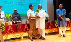 जल शक्ति मंत्री श्री स्वतंत्र देव सिंह जी ने वाटर चैम्पियंस को सम्मानित किया, बीबीएयू के वेंकटेश दत्ता को मिला सम्मान जल शक्ति मंत्री श्री स्वतंत्र देव सिंह जी ने वाटर चैम्पियंस को सम्मानित किया, बीबीएयू के वेंकटेश दत्ता को मिला सम्मान