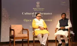 श्री अर्जुन मुंडा ने छह राज्यों के जनजातीय कलाकारों द्वारा प्रस्तुत किए गए सांस्कृतिक कार्यक्रम में भाग लिया श्री अर्जुन मुंडा ने छह राज्यों के जनजातीय कलाकारों द्वारा प्रस्तुत किए गए सांस्कृतिक कार्यक्रम में भाग लिया