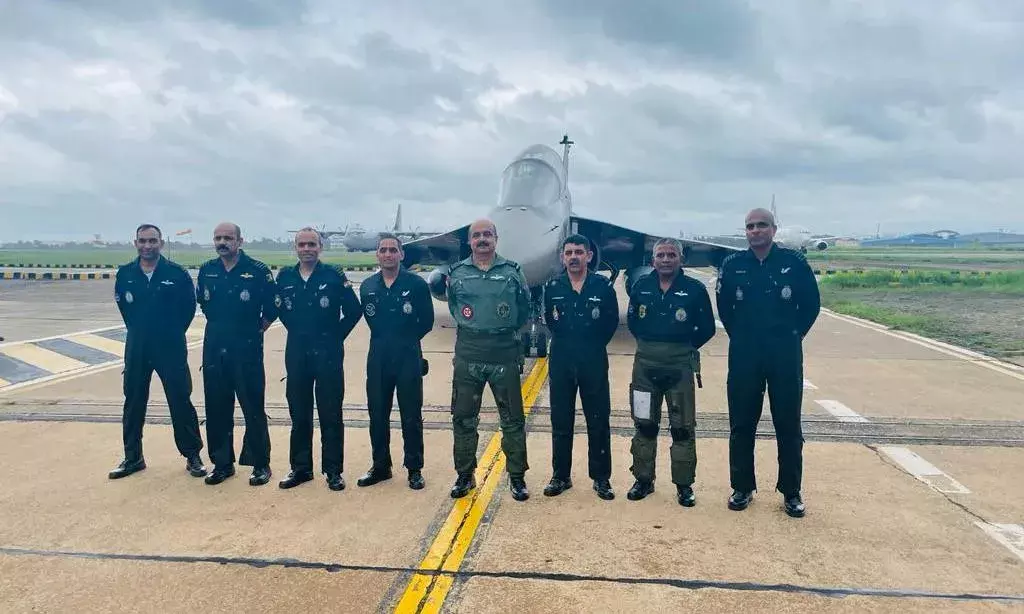 वायुसेना प्रमुख ने बेंगलौर में स्वदेशी विमान उड़ाया