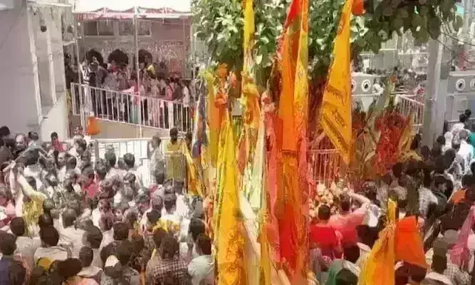 राजस्थान के प्रसिद्ध खाटू श्याम मंदिर में भगदड़ के कारण तीन लोगों की मौत कई घायल राजस्थान के प्रसिद्ध खाटू श्याम मंदिर में भगदड़ के कारण तीन लोगों की मौत कई घायल