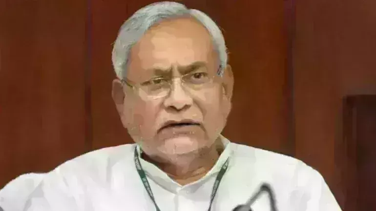 CM Nitish Kumar arrives at Raj Bhavan to meet Governor