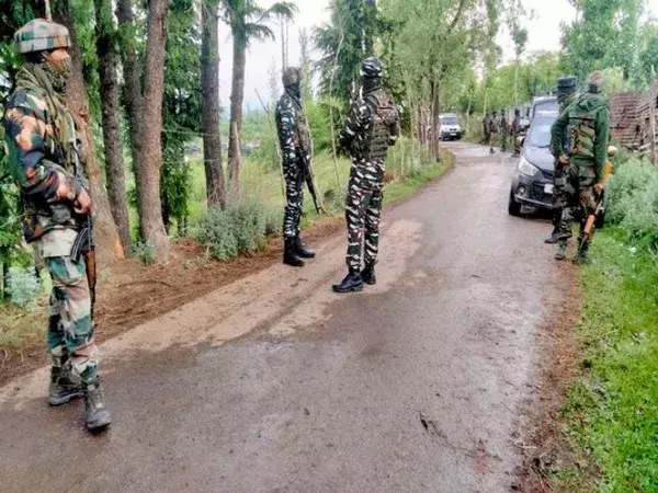 Three soldiers martyrs and two terrorists who were trying to get into an army base in J-K are shot dead Three soldiers martyrs and two terrorists who were trying to get into an army base in J-K are shot dead