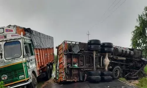 Unnao, UP: Car-truck collision leaves 3 dead and 1 injured