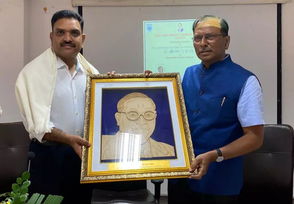 संविधान मे सामाजिक न्याय कि परिकल्पना बाबासाहेब कि देन है : श्री असीम अरुण संविधान मे सामाजिक न्याय कि परिकल्पना बाबासाहेब कि देन है : श्री असीम अरुण